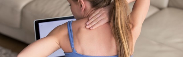 Sjajan trik s peškirom: Kako da se za 60 sekundi oslobodite bola u leđima i vratu? (VIDEO)