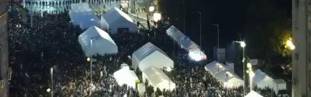Šta se dešava ispred Skupštine: Vučićeve pristalice pune Ćacilend, građani uzvikuju „Ruke su vam krvave“