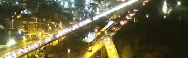 (FOTO) NA OVOJ SAOBRAĆAJNICI DOSLOVNO IGLA NEMA GDE DA PADNE Presek stanja u saobraćaju, kolone se formirale na ovim deonicama! Samo je jedna PROHODNA