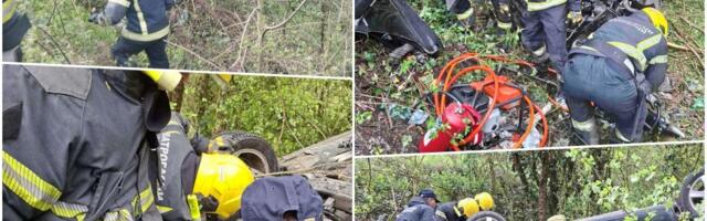 AUTO SLETEO S PUTA I ISPREVRTAO SE NA PUTU KRAGUJEVAC-JAGODINA: Vozača iz smrskanog vozila izvlačili vatrogasci-spasioci (foto)