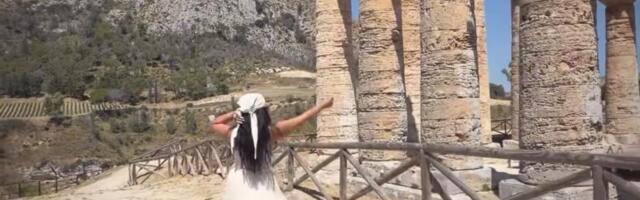 Ćerka Đoleta Đoganija u belom: Vatrena crnka zapalila mreže objavom, oglasila se sa ove destinacije
