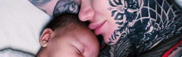 Ljudi ne prestaju da vređaju majku zbog tetovaža i tvrde kako je zbog njih loš roditelj