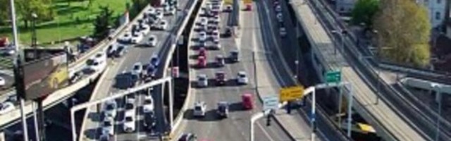 OVO NIJE NORMALNO! SAOBRAĆAJ U KOLAPSU, CENTAR GRADA BLOKIRAN! "Od Sava centra do Terazija vukla sam se pola sata, pešak me je prestigao"! /FOTO/