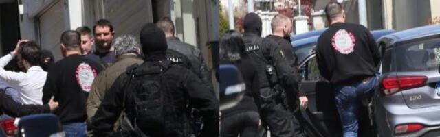 ŠARIĆA S LISICAMA NA RUKAMA IZVELI IZ VILE! Narko bosa odvoze u SBPOK, pod sumnjom da je organizovao ubistva (VIDEO)