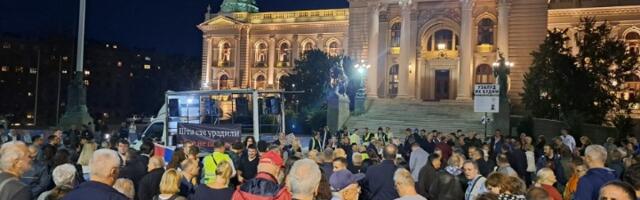 Novi protest "Srbija protiv nasilja": Građani ispred Skupštine (FOTO)