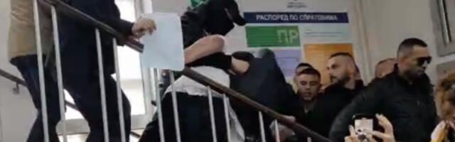 NASILJE BLOKADERA NE POZNAJE GRANICE Bande upadaju u institucije, maltretiraju građane, napadaju studente i svakog ko im se suprotstavi! (VIDEO)