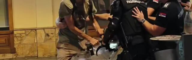 Jedan od učesnika protesta priveden nakon probijanja kordona policije, demonstranti ispred zgrade PU Čačak