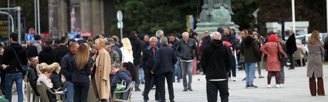 YUCOM: Hitno prekinuti javna okupljanja u Pionirskom parku i ispred parlamenta