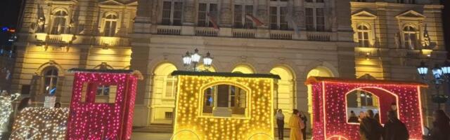 Zapaljen vozić ispred Gradske kuće u Novom Sadu