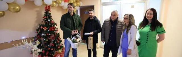 ALEKSEJ JE PRVA BEBA ROĐENA U KRAGUJEVCU: Gradonačelnik Dašić obišao porodicu i uručio vredne poklone