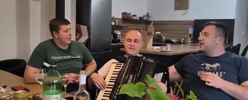 POJAVIO SE NOVI SNIMAK PEVANJA SKANDALOZNE PESME O ANTI PAVELIĆU: Bivši hrvatski ministar slavi ustaškog vođu i izvan Karnevala! (VIDEO)