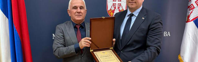 ​Арлов уручио Кокановићу плакету