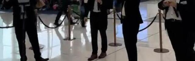KINEZI NA AERODROMU U HONG KONGU OVIM POTEZOM ODUŠEVILI SRBE! Izveli su DOBRO POZNATI HIT, evo kako je to zvučalo!