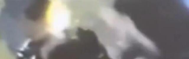 (UZNEMIRUJUĆE) DEVOJKA ZAPALJENA PRED PRIJATELJIMA U BAŠTI KAFIĆA! Ženska osoba je polila kolonjskom vodom, a onda bacila vatru na nju! (VIDEO)