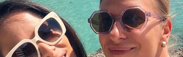 Ana diže temperaturu! Naša teniserka u aprilu u bikiniju: Sa kumom uživa na Majorci i ne skida osmeh sa lica