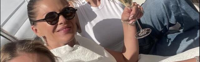 (FOTO) SLAVLJE SE NASTAVILO JAHTI OD 10 MILIONA: Melina nazdravlja šampanjcem, a pored nje dve drugarice: Mlada i dalje u venčanici