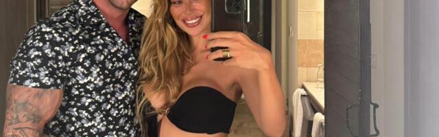 TEA TAIROVIĆ SLAVI PRVU GODIŠNJICU BRAKA! Venčali se pored reke, pevačica blistala u venčanici od čipke i kristala: Samo dve pevačice bile među gostima