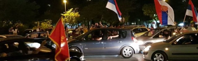 Црна Гора слави нову владу: Народ на улицама, заставе, сирене и бакље /видео/
