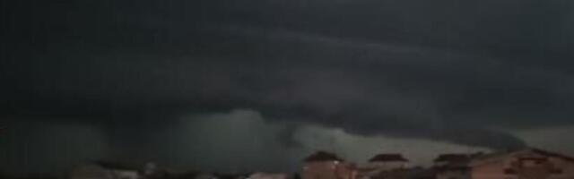 KATAKLIZMIČNI PRIZORI NEVREMENA U SRBIJI Tuče grad, formirao se olujni sistem: "Ovo kada vidim, samo kažem POMOZI BOŽE" (VIDEO)