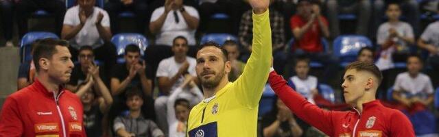 CUPARA DERE ITALIJANE, A TEK NJEGOVA REAKCIJA... Pogledajte kako je golman Srbije "ZAPALIO" Kraljevo! (VIDEO)