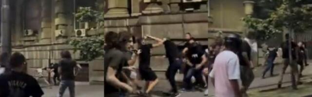 Narod sprečio hapšenje, izbio sukob s policijom u civilu (VIDEO)