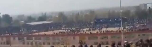 TRINAESTOGODIŠNJI DEČAK PRED 80.000 LJUDI PRESUDIO UBICI SVOJE PORODICE! Snimak uteruje jezu u kosti (VIDEO)