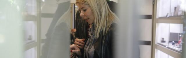 Ovako izgleda DOM Danijele Karić i Ivana Mileusnića u ELITNOM DELU Beograda: Cela polica u PEHARIMA, u centru sobe KLAVIR i pozlaćene figure