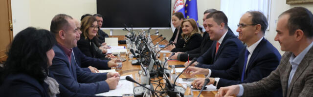 Премијер Мацут разговарао о изазовима у образовању са представницима синдиката просвете