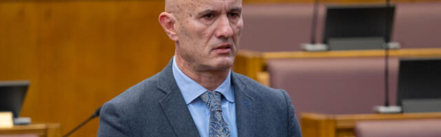 Лаковићева порука о „клатну“ и сенка ДПС-а над ПЕС-ом