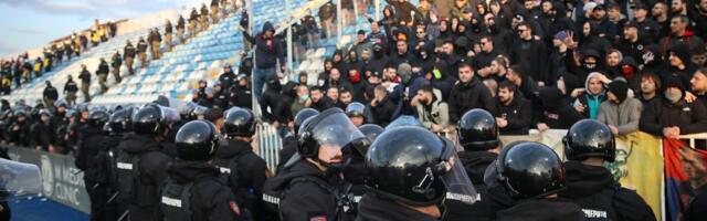 Oglasio se MUP nakon haosa u Novom Pazaru: Uhapšena 3 navijača, 6 autobusa demolirano, povređeni i policajci