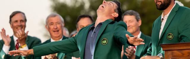 "I dalje odgovara!" Rori ponovo u zelenom sakou, uz rame sa Vudsom i Niklausom!