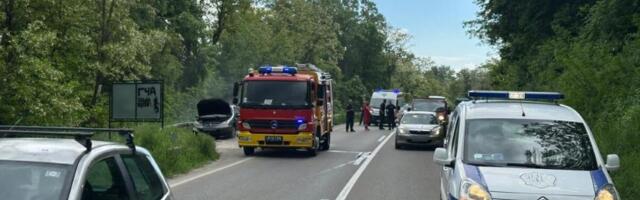 Muškarac izgoreo u automobilu na putu kod Pakovraća