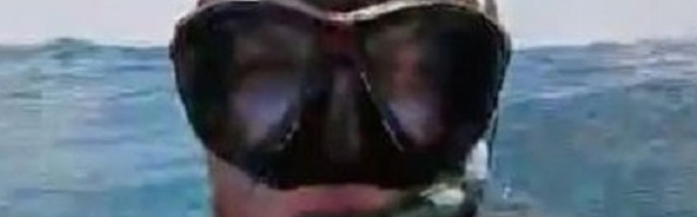 Roniocu se prevrnuo čamac gde je ostao tri sata sam u vodi sa neprijateljskim ajkulama, kako je uspeo da preživi?