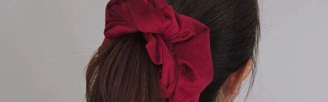 Velike scrunchie gumice za kosu su najveći trend sezone