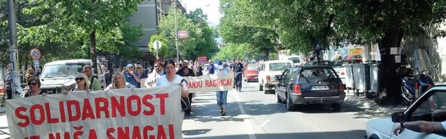 Studenti i građani Prokuplja u koloni dolaze na protest „Izbori(mo) se“ u Nišu