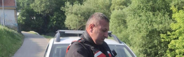 BUJICA ODNELA NEPLIVAČA (9) NA DRUGU OBALU REKE RAŠKA, VATROGASCI GA IZVUKLI ZA TILI ČAS! Dečak potrčao za loptom i upao u vodu!