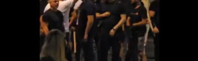 Muškarci sa drvenim palicama u Kneza Miloša (VIDEO)