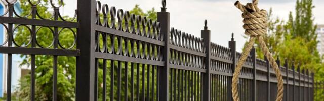 Horor u Zvečanu: Muškarac obešen o metalnu ogradu