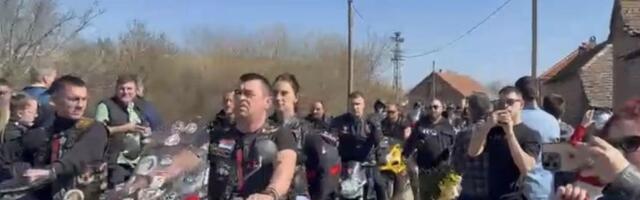 Bajkeri stigli u Brestač, scena da se naježiš! Tužnoj koloni nema kraja: Na ovaj način ispraćaju Dragana