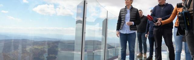 "ČEKAMO VAS, ALI NA STAKLU" Brnabić prošetala staklenim vidikovcem na Kablaru, uputila neobičan poziv Vučiću