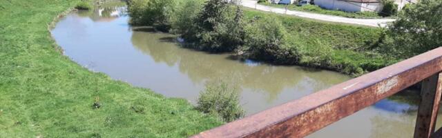 DRAMA U PROKUPLJU: Muškarac dva puta pokušao da skoči s mosta, pa legao na prugu - ekipa Hitne pomoći uspela da mu pruži pomoć