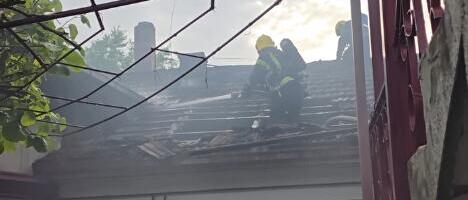 IZGORELA KUĆA NA TELEPU! Jedna osoba povređena u požaru u Novom Sadu - vatrogasci se bore s vatrom (VIDEO)