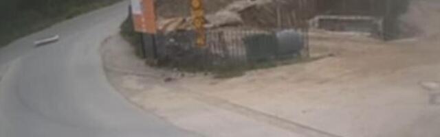 OBJAVLJEN SNIMAK KAKO JE SANDUK SA POKOJNIKOM ZAVRŠIO NASRED MAGISTRALE: Ovo je nešto NAJBIZARNIJE ŠTO ĆETE VIDETI!