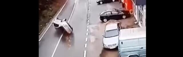 Kamera snimila prevrtanje automobila na putu Novi Pazar – Raška (Video)