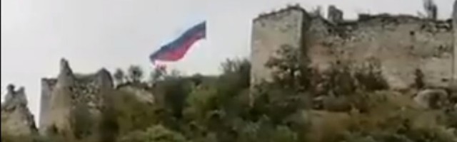 Trobojka osvanula iznad Zvečana: Ruska zastava se vijori na KiM (VIDEO)