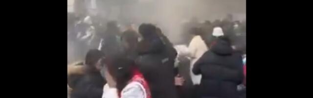 Jaka eksplozija u tržnom centru, ranjeni leže po ulicama u Kini (VIDEO)