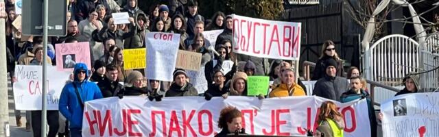 Protest prosvetara u Gornjem Milanovcu: Nije lako al’ je jako!