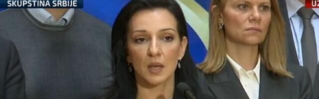 Tepić objavila sliku ispred Skupštine i tvrdi da je na njoj zvučni top (FOTO)
