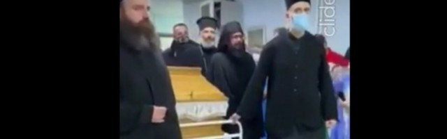 (VIDEO) Pogledajte potresan trenutak kada sveštenici iznose iz bolnice upokojenog mitropolita Amfilohija u kovčegu!