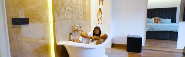 KADA U SPAVAĆOJ SOBI, ŠEST KUPATILA I DESETINE SVOJIH SLIKA: Čima Moneke otvorio vrata svog beogradskog doma za fanove!